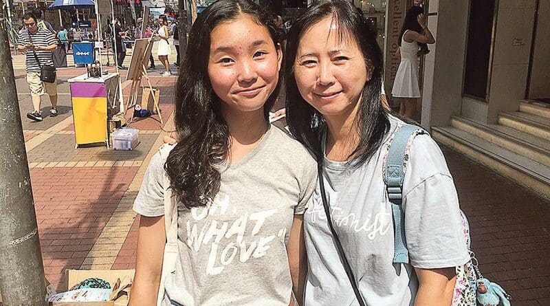 媽媽陪女兒購物 「食好嘢」助減壓