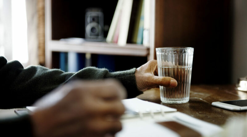 【Young Old 健康】長者日飲8杯水太多致水腫？ 飲水太少會脫水、便秘？解開老友記飲水迷思