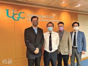 研究資助局資助兩個新冠病毒相關研究，港大公共衞生學院教授潘烈文（右一）、中大呼吸系統科講座教授許樹昌（右二）的團隊會研究疫苗效用；中大生物醫學學院教授徐國榮（左一）、港大生物化學系教授金冬雁（左二）的團隊則會研究新冠病毒的起源、病理及疫苗等。（魏綺婷攝）