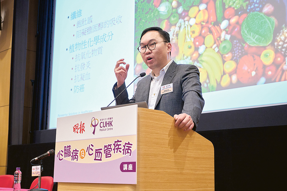 中大醫院高級營養師張智良鼓勵市民建立良好的飲食習慣，如烹調時宜低油低糖及選擇優質的食材。