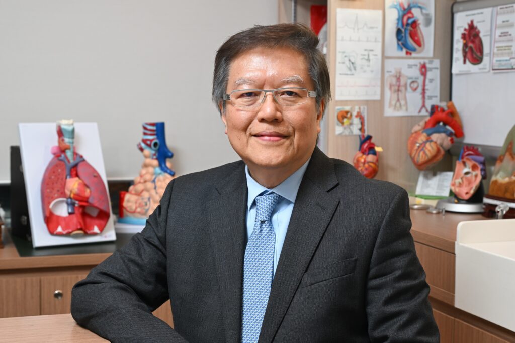 養和醫院心臟科專科醫生陳漢鏵醫生表示，肺動脈高壓的患者，一旦肺壓升高會出現氣喘、暈眩、胸口翳悶或受壓等情况，甚至會因為血液停滯而出現腳腫、面腫及心律不正等症狀。近年已有新型治療方案，有助改善症狀。