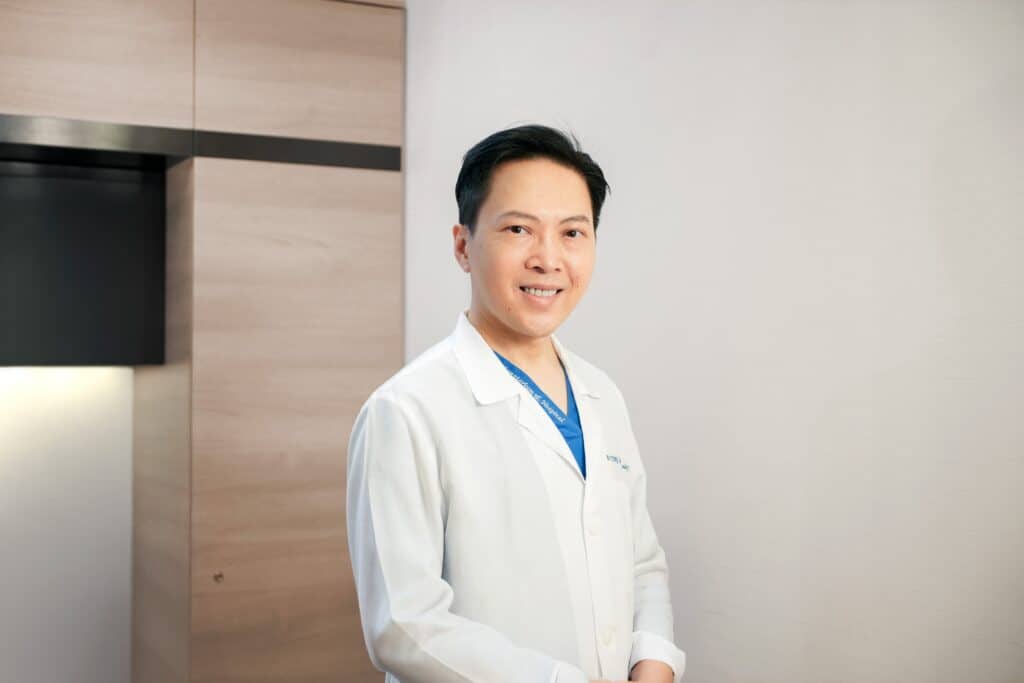 【學童HPV疫苗】感染HPV可致子宮頸癌、陰莖癌——男女適齡接種疫苗 保護自己減低患癌風險 養和家庭醫學及基層醫療中心駐院醫生曾尚賢醫生表示,一旦感染人類乳頭瘤病毒(HPV),有機會引起子宮頸癌、陰道癌、陰莖癌等生殖器官癌症。因此無論男女都要適時接種HPV疫苗,加強保護自己和減低患癌風險。