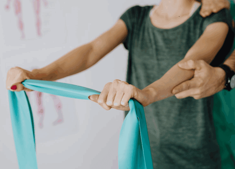 「癌症復康」概念是希望透過各種復康計劃，讓癌症康復者可重投工作與生活。過程中物理治療師會制定不同的運動模式，在不同階段支援癌症患者復康，讓他們更有信心走過抗癌路。（設計圖片）