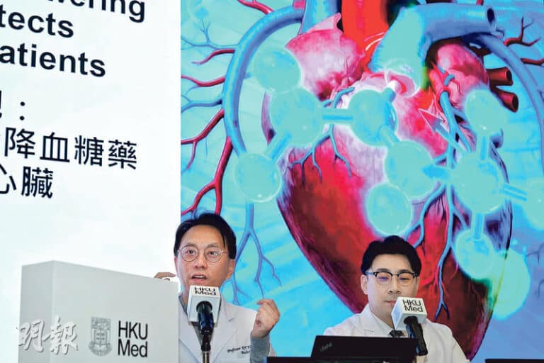 港大醫學院臨牀醫學學院內科學系教授姚啟恒（左）昨稱，caFFR系統和SGLT2抑制劑「雙管齊下」，可以為治療糖尿病人的心臟病帶來突破。右為港大醫學院博士生宣皓晨。（徐君浩攝）